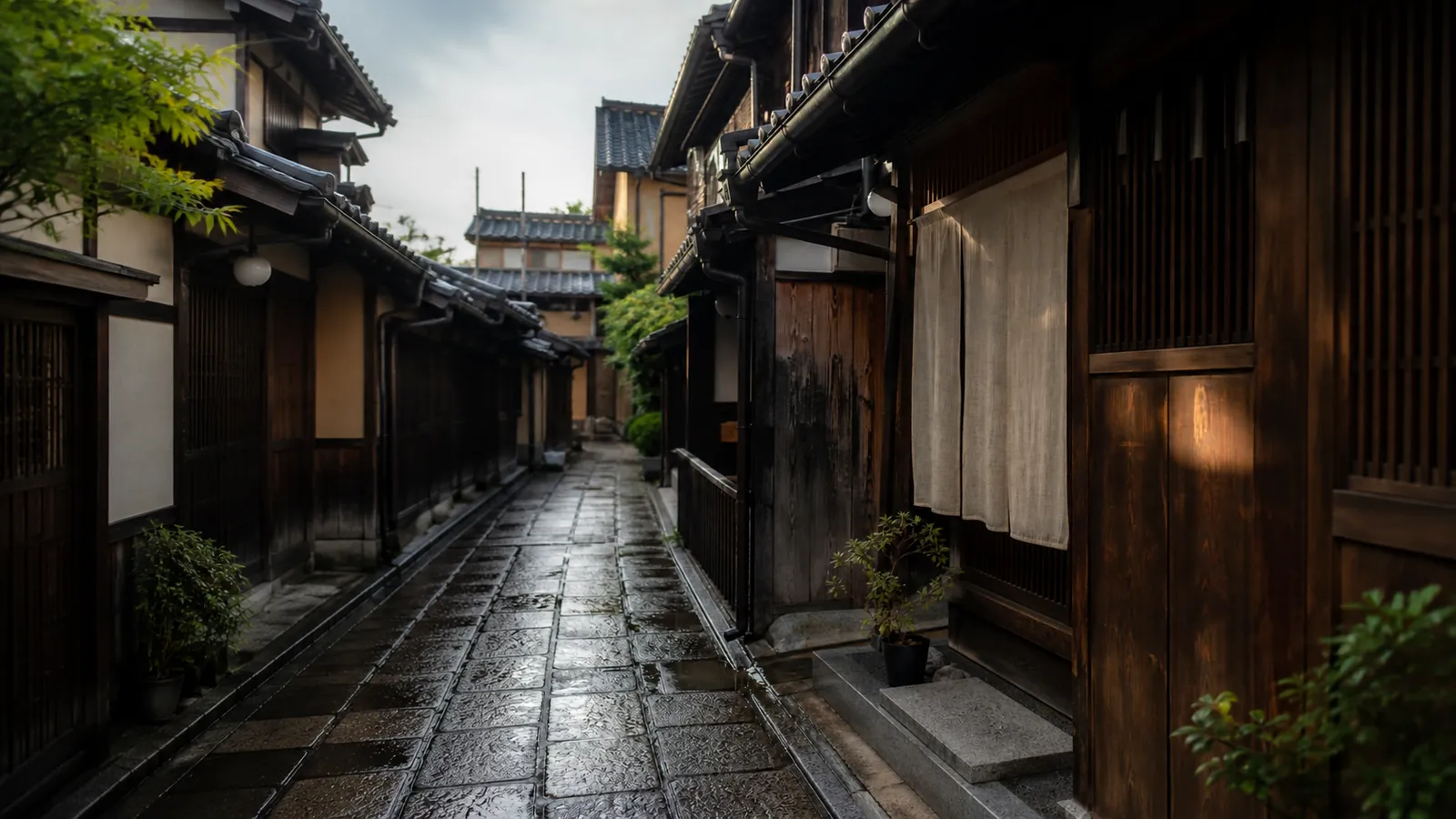 灯りのともる和の町家と石畳（イメージ）