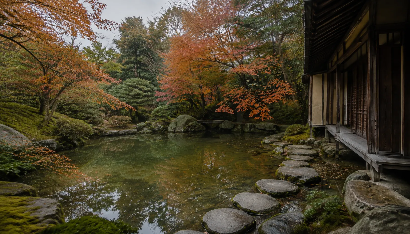 飛石と苔、静かな池泉の庭 ── 和の庭園（イメージ）