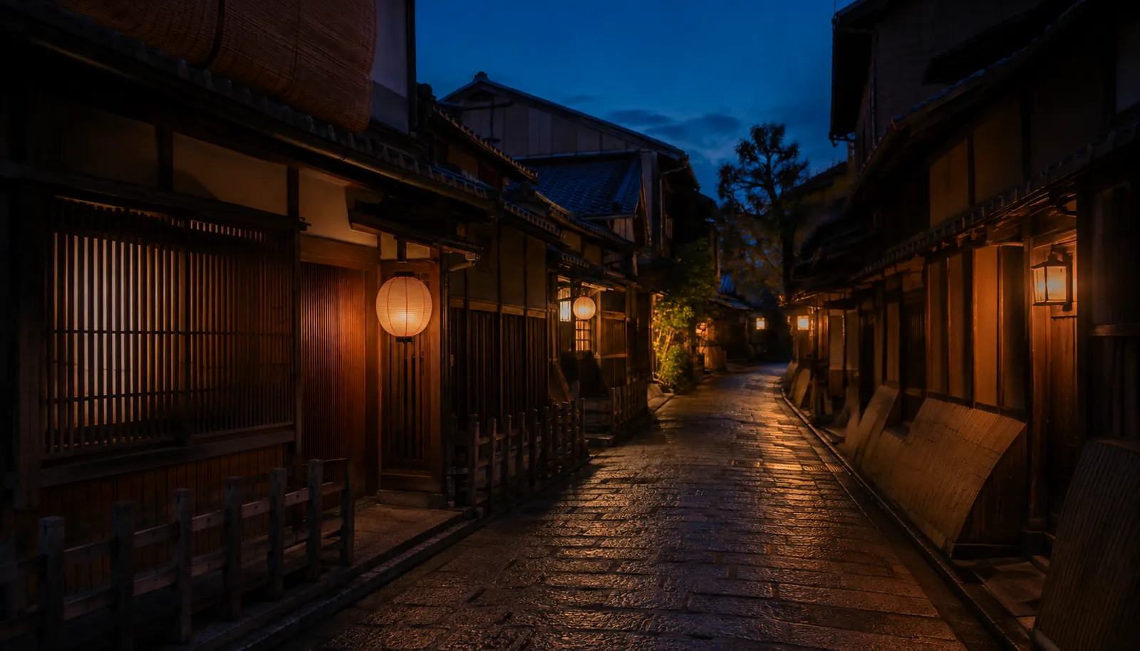 夜、灯りのともる石畳の路地 ── 和の町並み（イメージ）